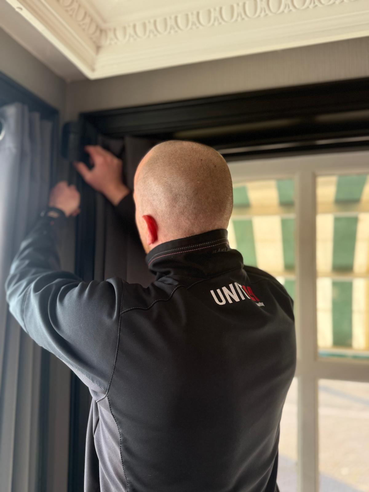 Monteur van Unit4security aan het werk